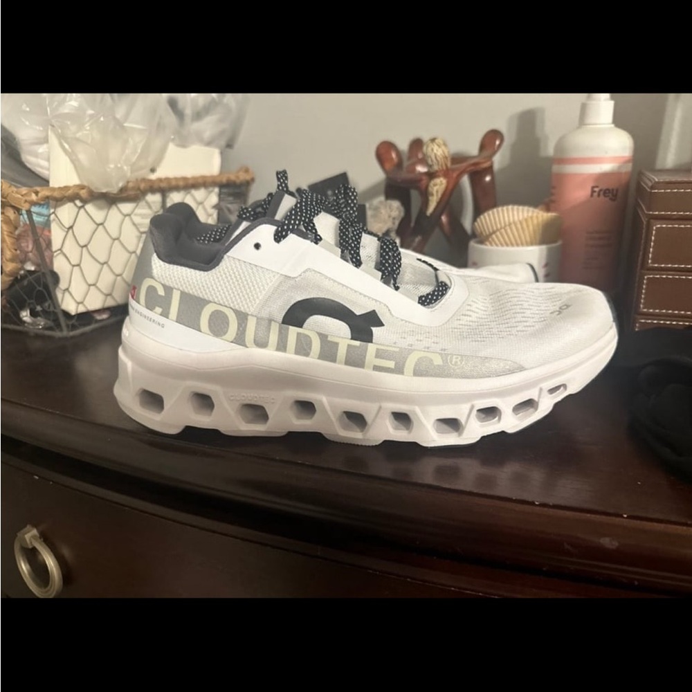 womens oncloud shoes size 10, men’s 8.5
